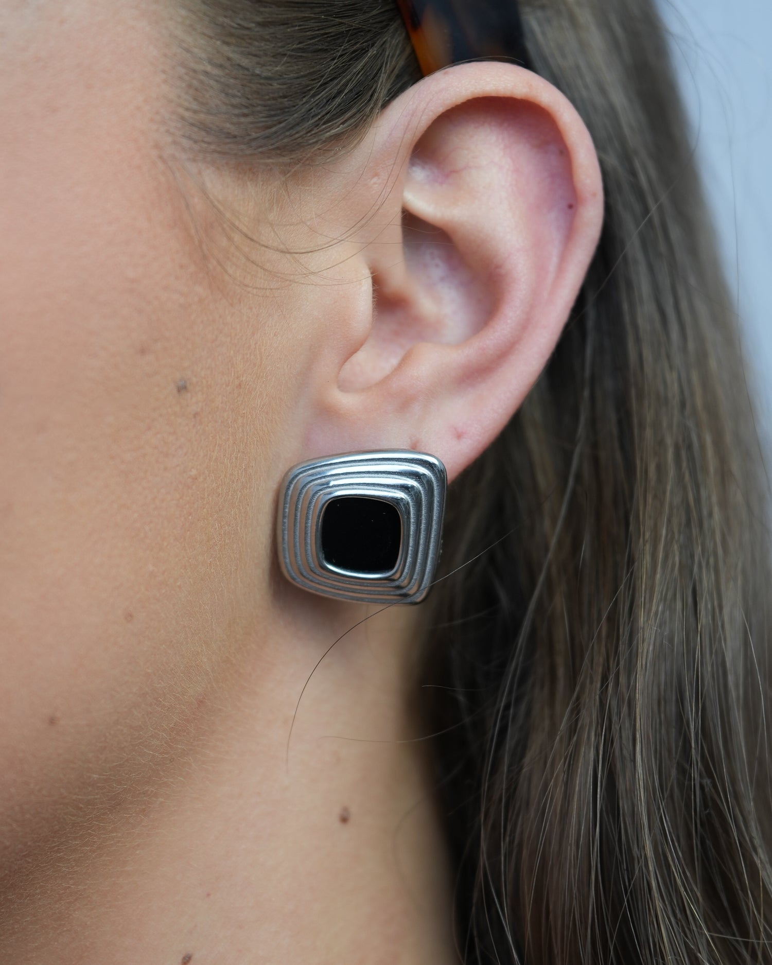 Frame Noir Studs