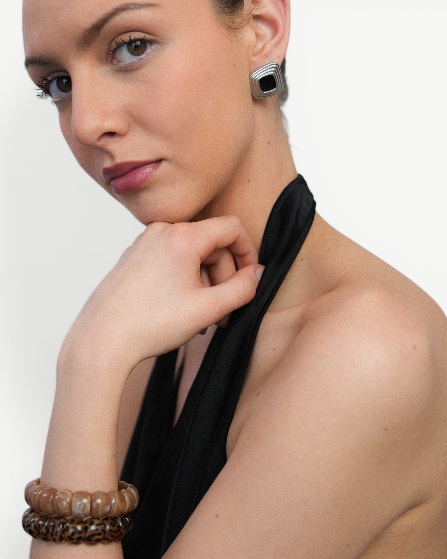 Frame Noir Studs
