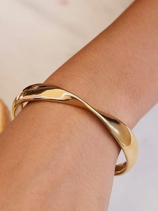 Twist Sculpt Cuff